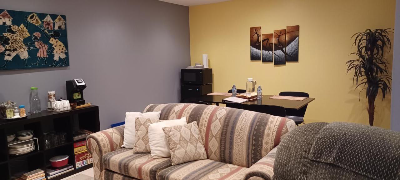 680 Sq Ft Private Space With Ensuite Bathroom YYC المظهر الخارجي الصورة